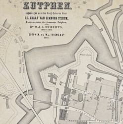 <p>In 1864 wordt Zutphen aangesloten op het landelijke spoorwegennet. Het tracé van de spoorlijn doorsnijdt de 17e-eeuwse bolwerken, het ravelijn voor de Nieuwstadspoort en het linker lunet van de Linie van Coehoorn en is op deze kaart uit 1863 reeds als witte baan ingetekend. Langs de Burg. Dijckmeesterweg/Deventerweg verschijnt vanaf het midden van de 19e eeuw geleidelijk meer bebouwing op de vestinggronden, onder andere behorend bij de buitenplaats De Rozenhof (RAZ beeldbank). </p>

